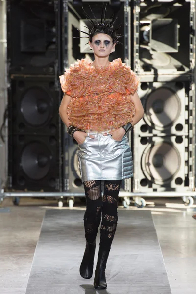 Look 10